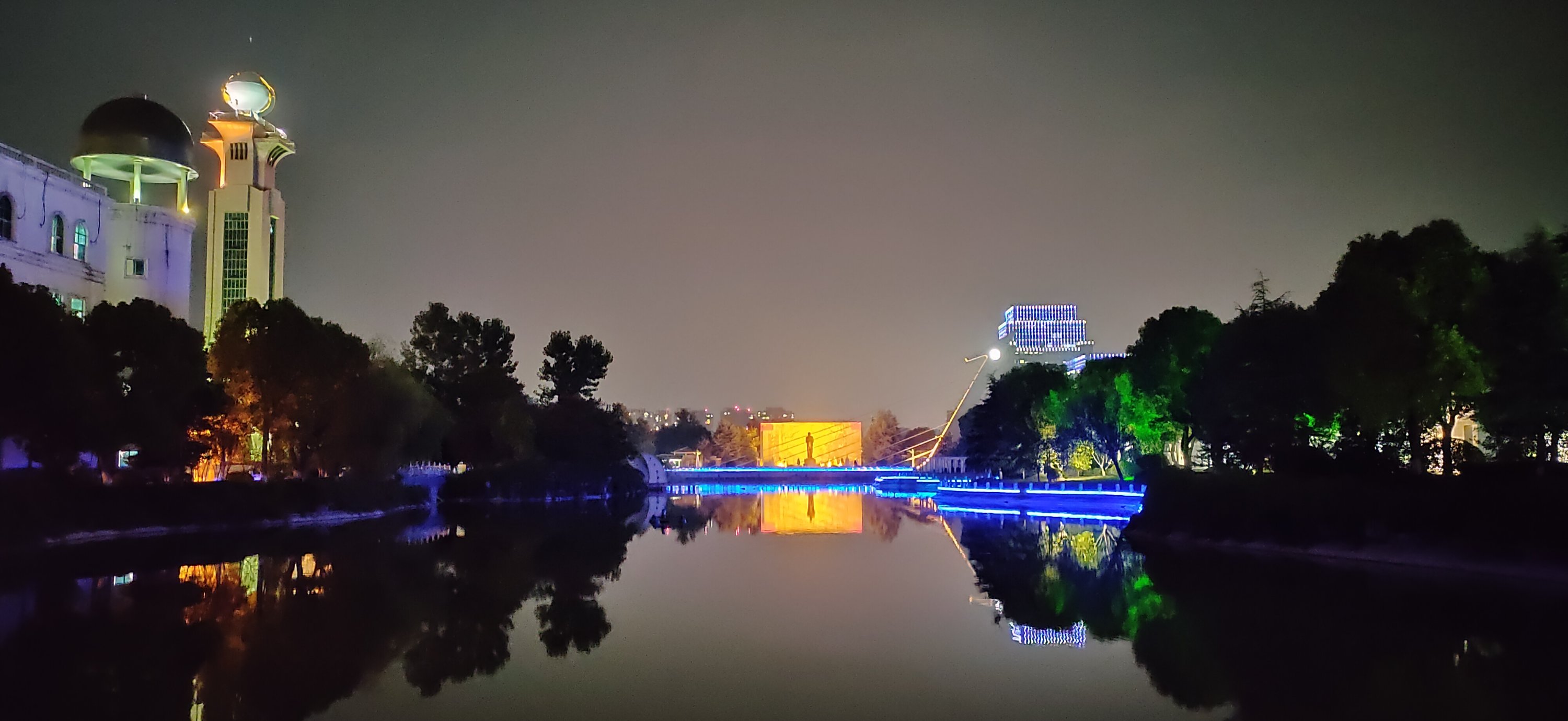 大扬子江的夜景还是不错的