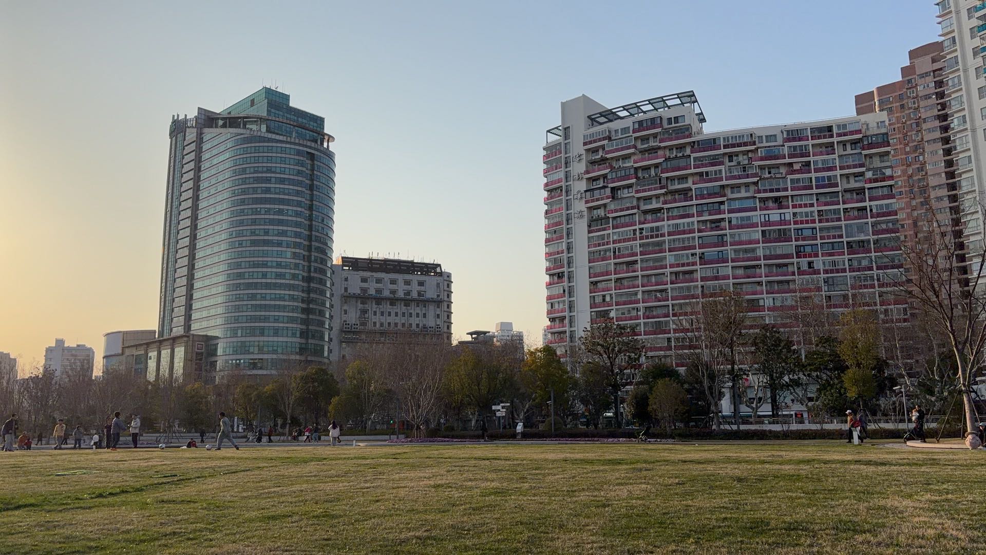 上海徐汇体育公园千禧龙塔：十二生肖雕塑之旅