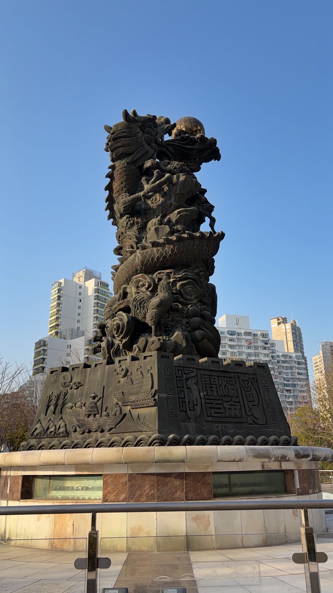 上海徐汇体育公园千禧龙塔：十二生肖雕塑之旅